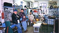 Zweiradhaus Städtler Dresden - Feierabendbier in der Werkstatt mit Freunden und Nachbarn